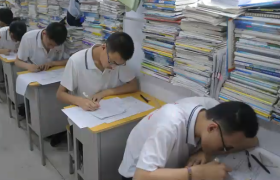 他们都是大专生。高考400分和200分差距明显。同学们需要注意。